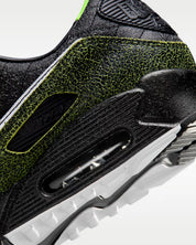 Sneaker Nike Air Max 90 Tiempo 2005 en cuir premium noir avec semelle Air visible et détails inspirés des chaussures de football vintage.
