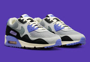 chaussure de rue air max 90 patta bleu , noir , gris , semelle confortable , vu de 3/4