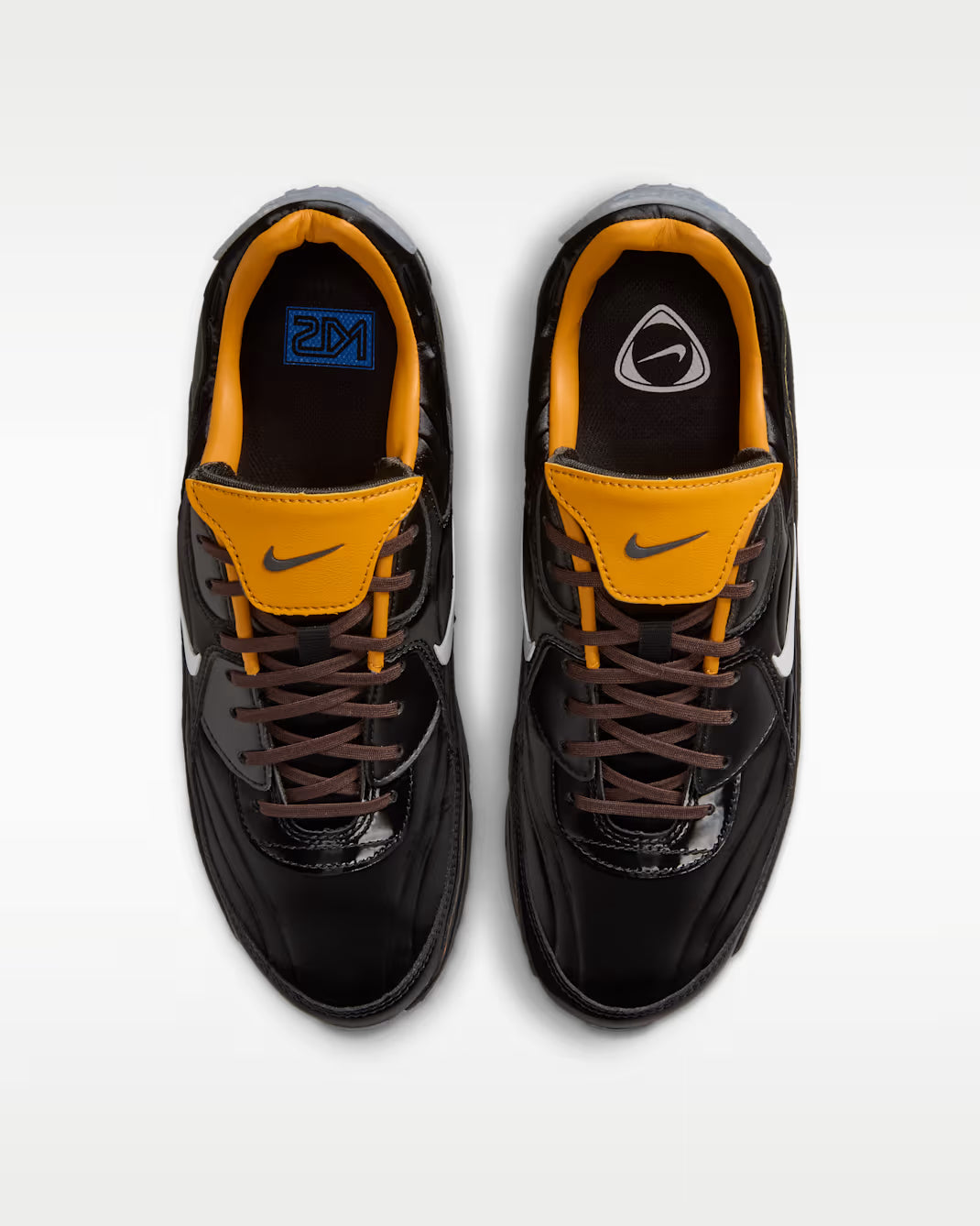Sneaker Nike Air Max 90 Dark Cinder Mercurial Vapor 1 marron foncé en mesh technique avec semelle Air visible et détails football rétro.