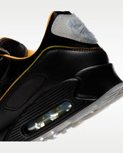 Sneaker Nike Air Max 90 Dark Cinder Mercurial Vapor 1 marron foncé en mesh technique avec semelle Air visible et détails football rétro.