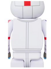 Image du set Bearbrick Apollo 17 Astronaut comprenant les figurines 100% et 400% en combinaison spatiale blanche avec détails NASA et visière dorée. Vu de dos