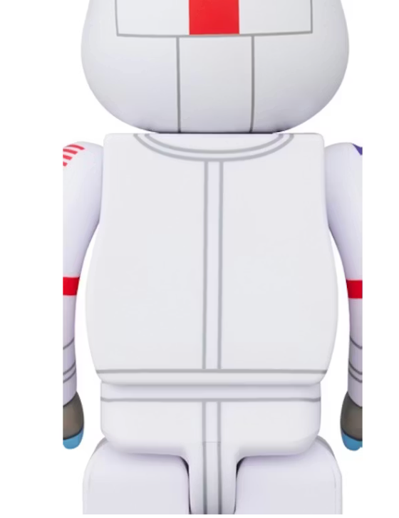 Image du set Bearbrick Apollo 17 Astronaut comprenant les figurines 100% et 400% en combinaison spatiale blanche avec détails NASA et visière dorée. Vu de dos