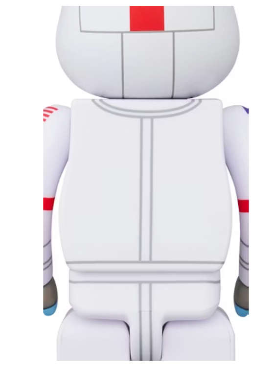 Image du set Bearbrick Apollo 17 Astronaut comprenant les figurines 100% et 400% en combinaison spatiale blanche avec détails NASA et visière dorée. Vu de dos