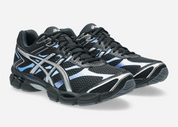 Sneaker ASICS Gel-Cumulus 16 Black Pure Silver Blue en mesh noir avec détails argentés et bleus, amorti GEL et silhouette rétro-running technique.