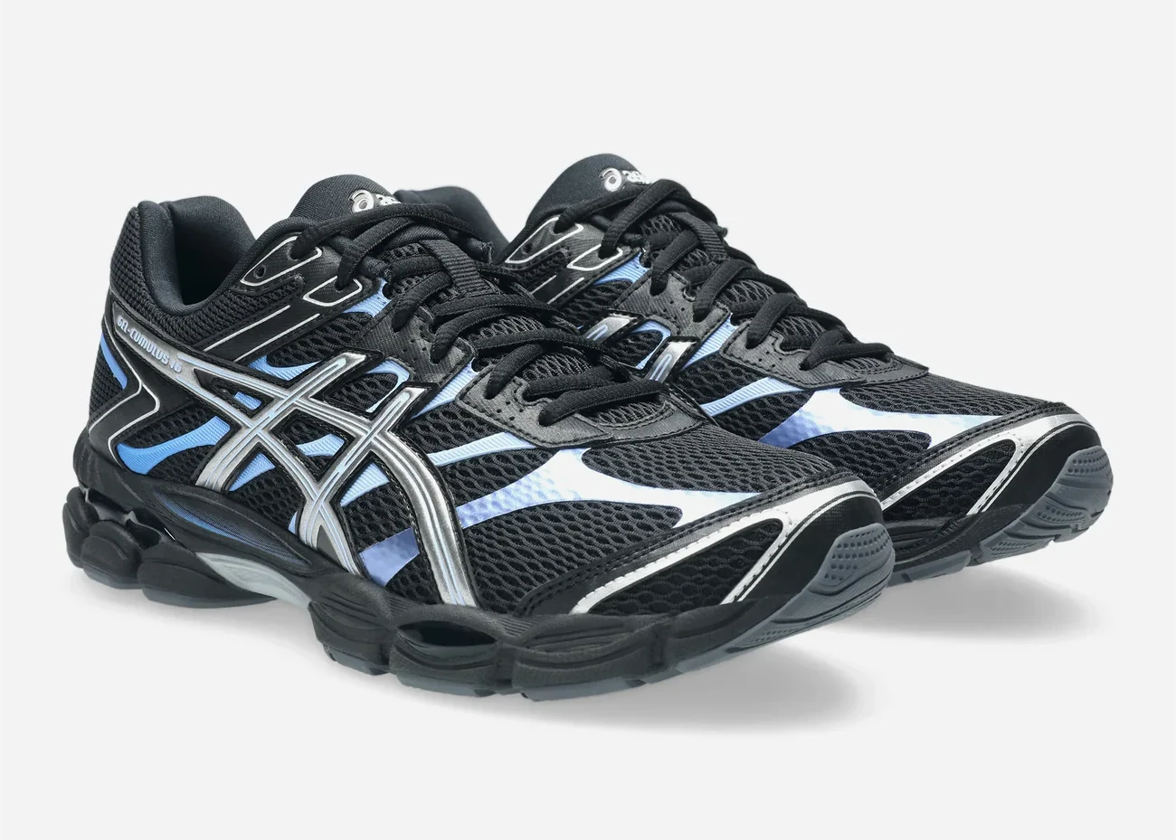 Sneaker ASICS Gel-Cumulus 16 Black Pure Silver Blue en mesh noir avec détails argentés et bleus, amorti GEL et silhouette rétro-running technique.