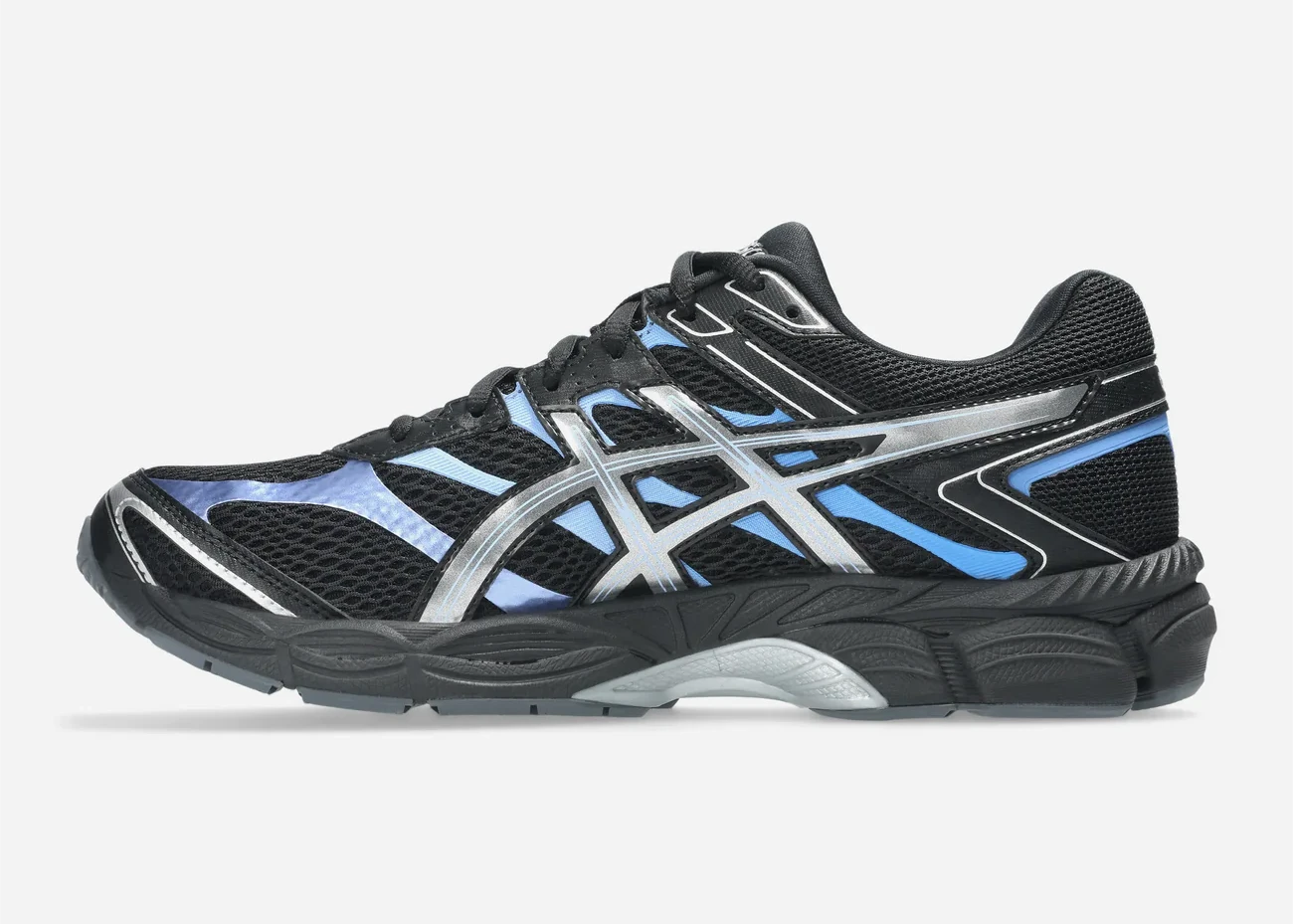 Sneaker ASICS Gel-Cumulus 16 Black Pure Silver Blue en mesh noir avec détails argentés et bleus, amorti GEL et silhouette rétro-running technique.