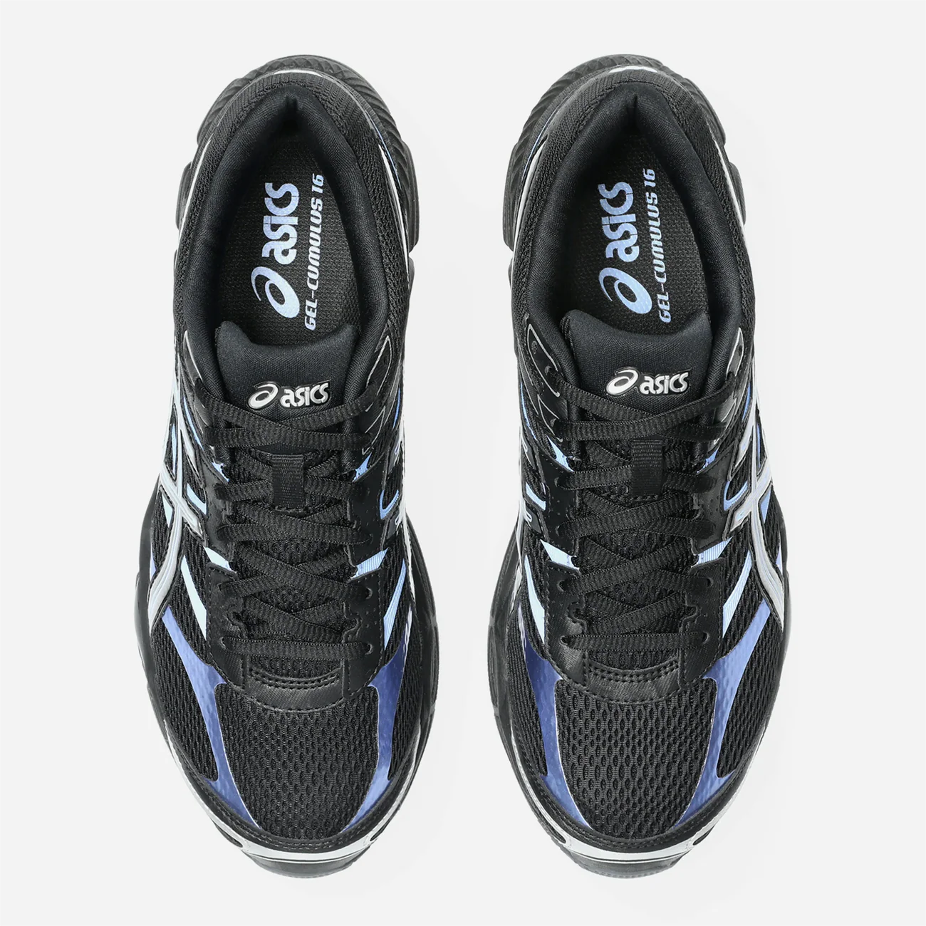 Sneaker ASICS Gel-Cumulus 16 Black Pure Silver Blue en mesh noir avec détails argentés et bleus, amorti GEL et silhouette rétro-running technique.