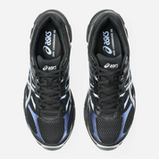 Sneaker ASICS Gel-Cumulus 16 Black Pure Silver Blue en mesh noir avec détails argentés et bleus, amorti GEL et silhouette rétro-running technique.