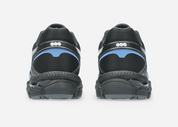 Sneaker ASICS Gel-Cumulus 16 Black Pure Silver Blue en mesh noir avec détails argentés et bleus, amorti GEL et silhouette rétro-running technique.