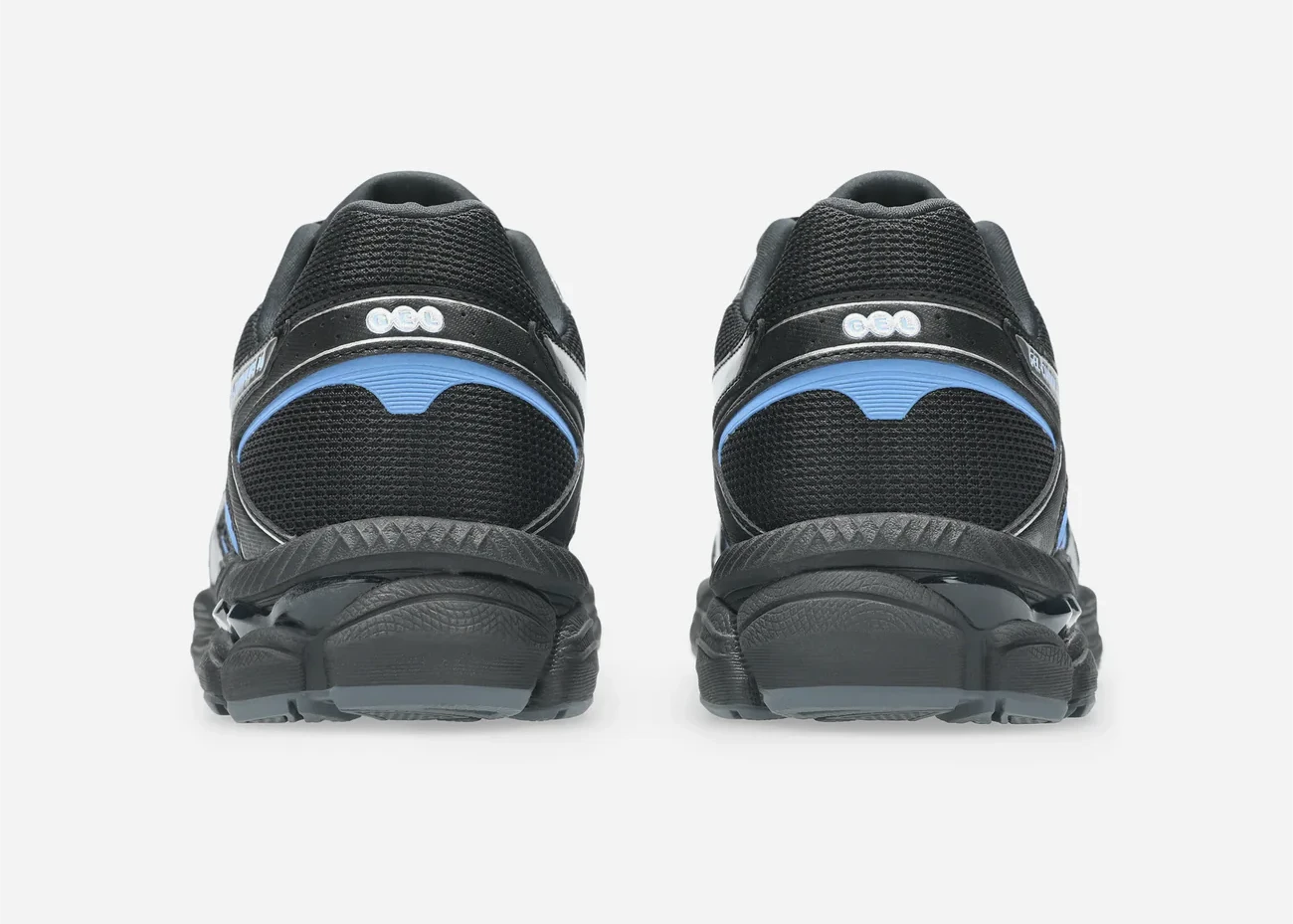 Sneaker ASICS Gel-Cumulus 16 Black Pure Silver Blue en mesh noir avec détails argentés et bleus, amorti GEL et silhouette rétro-running technique.