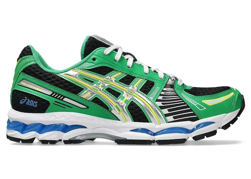 ASICS Gel-Kayano 12.1 Black Cilantro noire et verte avec empeigne en mesh technique, renforts superposés et semelle à technologie GEL vue de profil. 