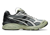 chaussure de running asics gel kayano 14 grise et noir, semelle légère et confortable, vue de face