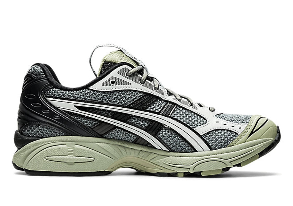 chaussure de running asics gel kayano 14 grise et noir, semelle légère et confortable, vue de face