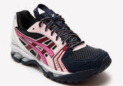 chaussure de running asics gel kayano 14 été blanche rose et bleu, noir, rouge, blanc, vue de 3/4