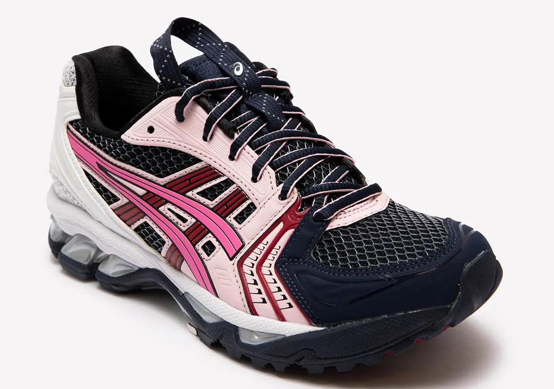 chaussure de running asics gel kayano 14 été blanche rose et bleu, noir, rouge, blanc, vue de 3/4