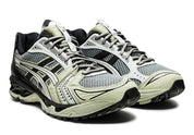 chaussure de running asics gel kayano 14 grise et noir, semelle légère et confortable, vue de 3/4