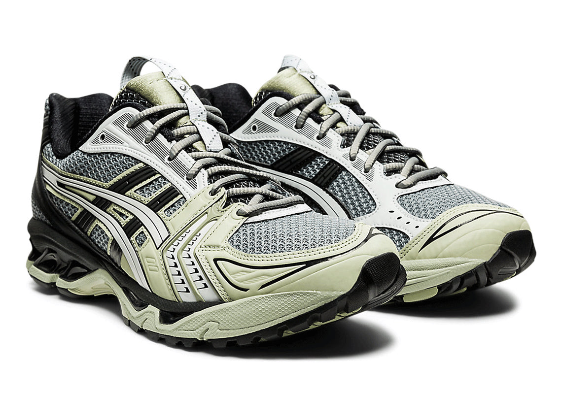 chaussure de running asics gel kayano 14 grise et noir, semelle légère et confortable, vue de 3/4