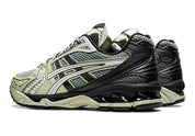 chaussure de running asics gel kayano 14 grise et noir, semelle légère et confortable, vue de dos 3/4 
