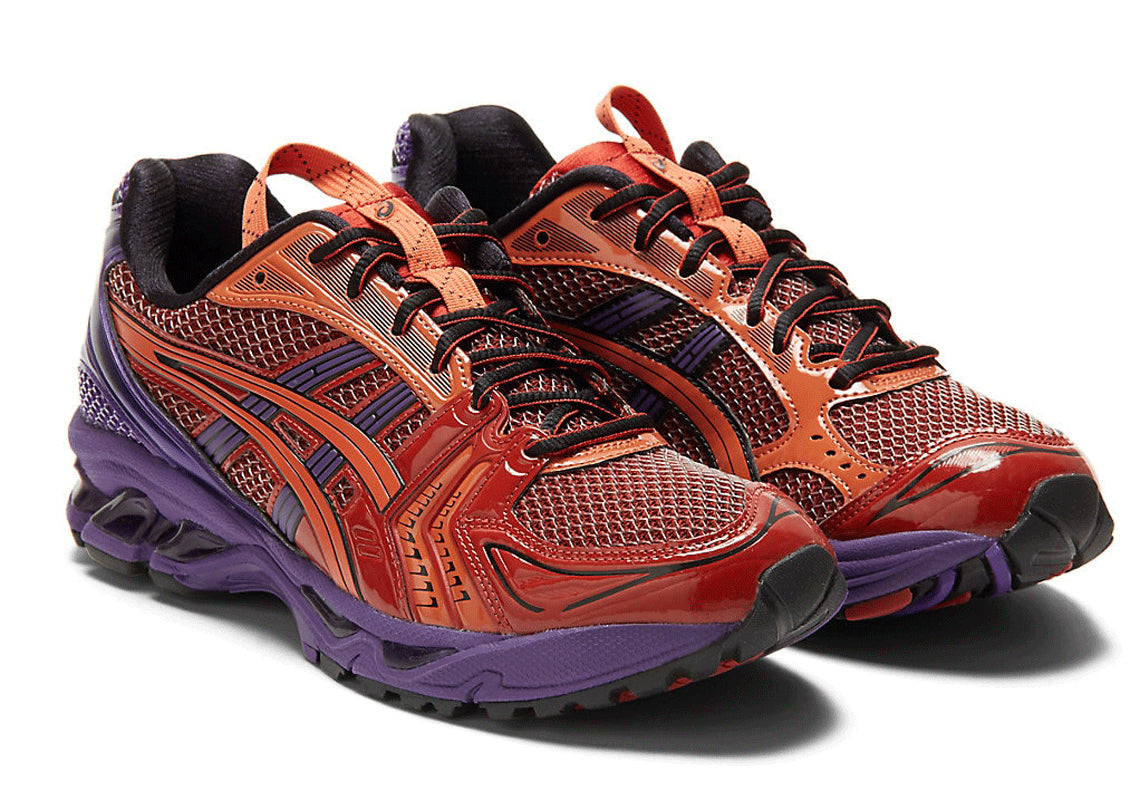 chaussure de runninng asics gel kayano 14 violette et rouge, semelle confortable, vue de 3/4