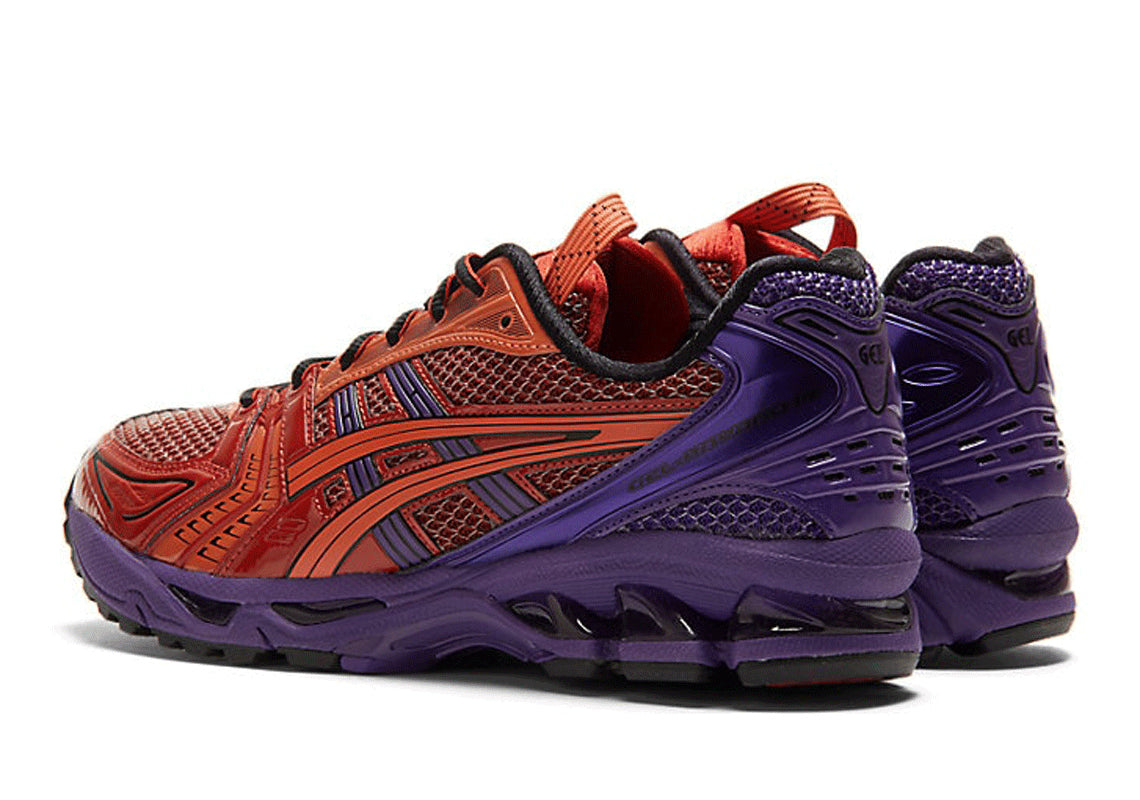 chaussure de runninng asics gel kayano 14 violette et rouge, semelle confortable, vue de coté