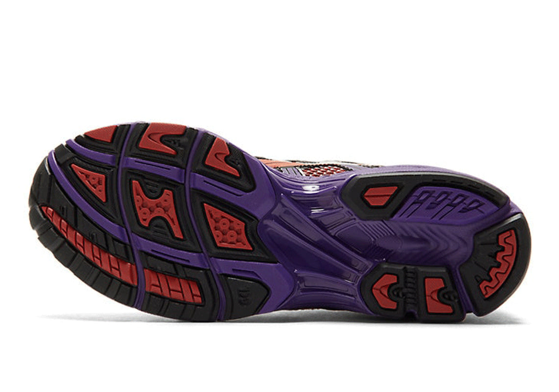 chaussure de runninng asics gel kayano 14 violette et rouge, semelle confortable, vue du dessous