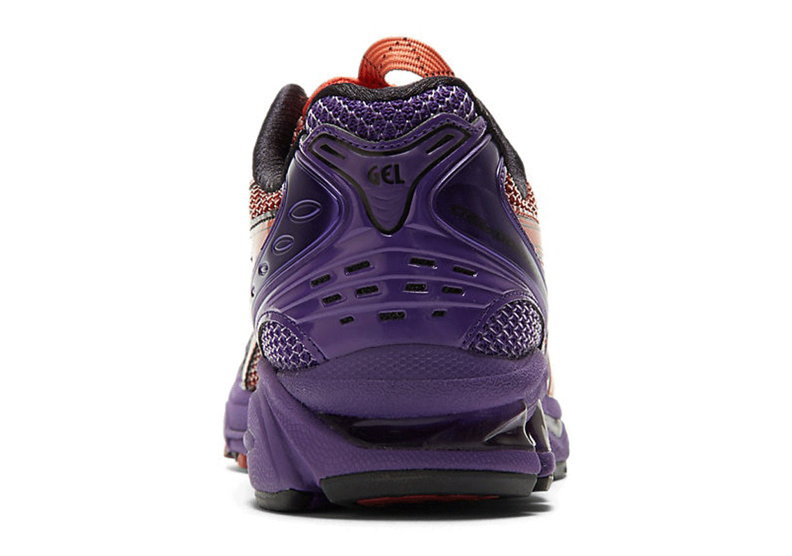 chaussure de runninng asics gel kayano 14 violette et rouge, semelle confortable, vue de derrière