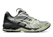 chaussure de running asics gel kayano 14 grise et noir, semelle légère et confortable, vue de face