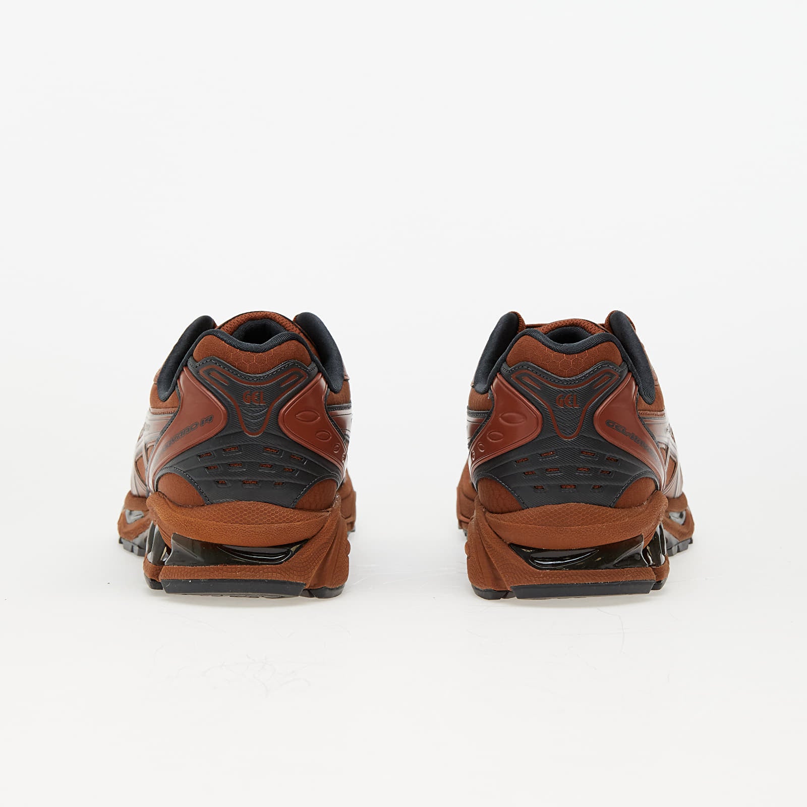 Sneakers ASICS GEL-Kayano 14 Earthenware Pack Rusty Brown marron terre cuite en mesh et matières synthétiques avec amorti GEL iconique vue de derrière. 
