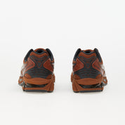 Sneakers ASICS GEL-Kayano 14 Earthenware Pack Rusty Brown marron terre cuite en mesh et matières synthétiques avec amorti GEL iconique vue de derrière. 