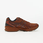 Sneakers ASICS GEL-Kayano 14 Earthenware Pack Rusty Brown marron terre cuite en mesh et matières synthétiques avec amorti GEL iconique vue de profil intérieur. 