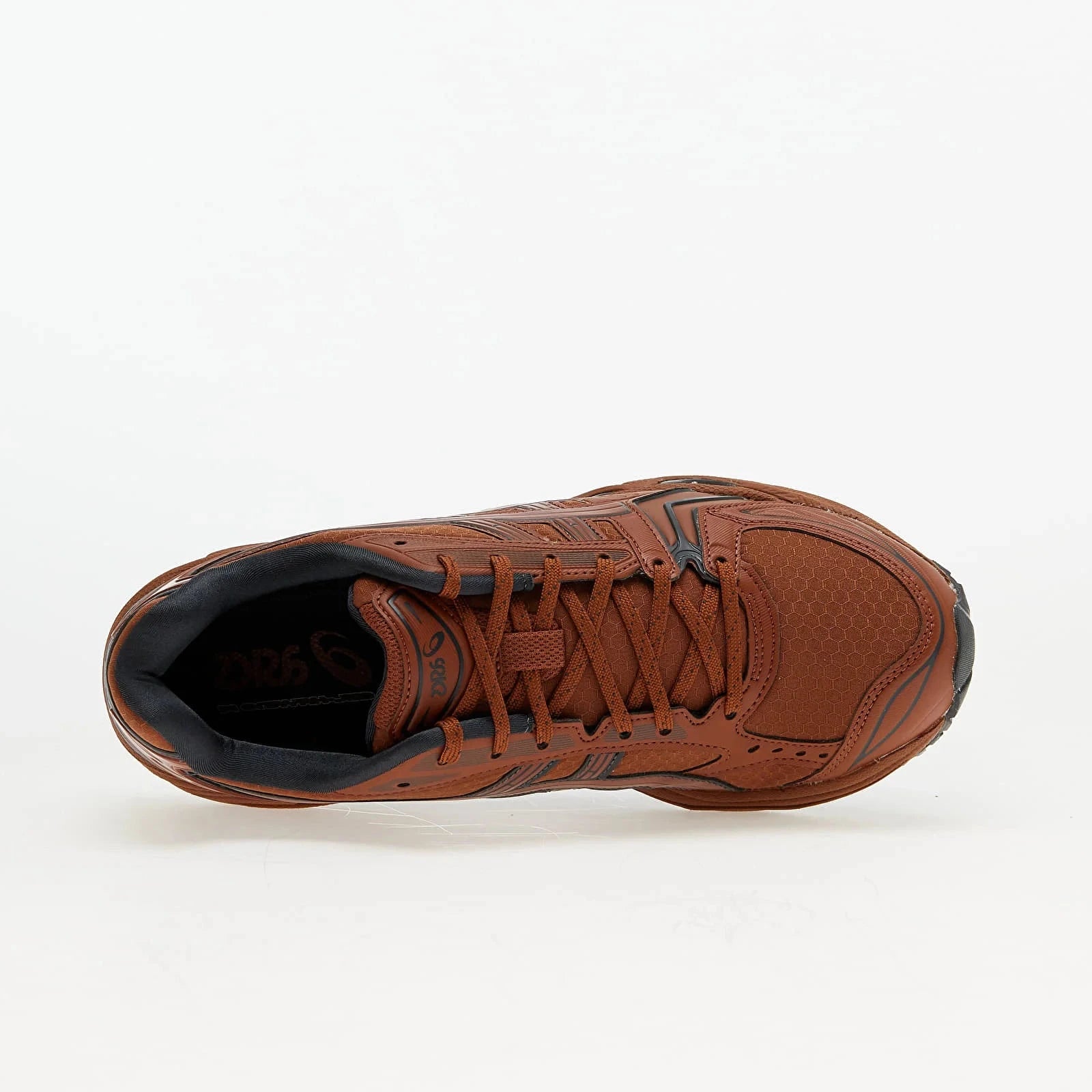 Sneakers ASICS GEL-Kayano 14 Earthenware Pack Rusty Brown marron terre cuite en mesh et matières synthétiques avec amorti GEL iconique vue du dessus. 