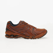 Sneakers ASICS GEL-Kayano 14 Earthenware Pack Rusty Brown marron terre cuite en mesh et matières synthétiques avec amorti GEL iconique vue de profil. 