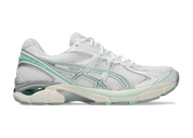 Sneaker ASICS GT-2160 White Ice Green en mesh blanc avec détails vert glacé, amorti GEL et silhouette rétro-running technique.