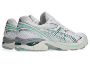 Sneaker ASICS GT-2160 White Ice Green en mesh blanc avec détails vert glacé, amorti GEL et silhouette rétro-running technique.