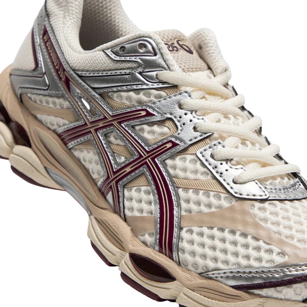 Sneaker ASICS Gel-Cumulus 16 Cream Beniimo Purple en mesh crème avec détails violets, amorti GEL et silhouette rétro-running premium.