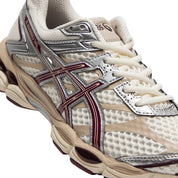 Sneaker ASICS Gel-Cumulus 16 Cream Beniimo Purple en mesh crème avec détails violets, amorti GEL et silhouette rétro-running premium.