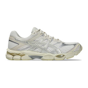 Sneaker ASICS Gel-Cumulus 16 Cream Pure Silver en mesh crème avec détails argentés métallisés et amorti GEL confortable.