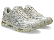 Sneaker ASICS Gel-Cumulus 16 Cream Pure Silver en mesh crème avec détails argentés métallisés et amorti GEL confortable.
