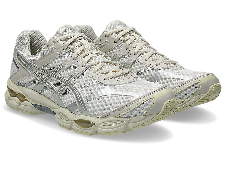Sneaker ASICS Gel-Cumulus 16 Cream Pure Silver en mesh crème avec détails argentés métallisés et amorti GEL confortable.
