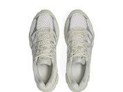 Sneaker ASICS Gel-Cumulus 16 Cream Pure Silver en mesh crème avec détails argentés métallisés et amorti GEL confortable.