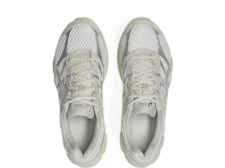 Sneaker ASICS Gel-Cumulus 16 Cream Pure Silver en mesh crème avec détails argentés métallisés et amorti GEL confortable.