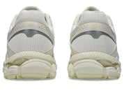 Sneaker ASICS Gel-Cumulus 16 Cream Pure Silver en mesh crème avec détails argentés métallisés et amorti GEL confortable.