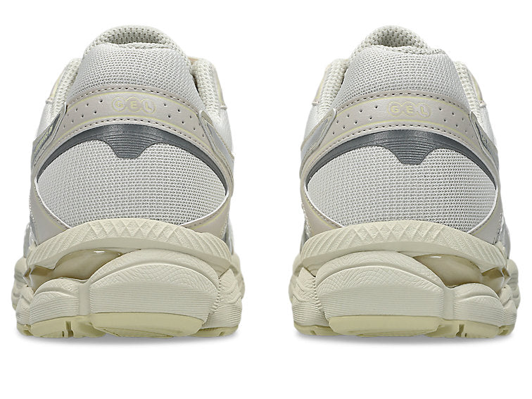 Sneaker ASICS Gel-Cumulus 16 Cream Pure Silver en mesh crème avec détails argentés métallisés et amorti GEL confortable.