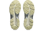 Sneaker ASICS Gel-Cumulus 16 Cream Pure Silver en mesh crème avec détails argentés métallisés et amorti GEL confortable.