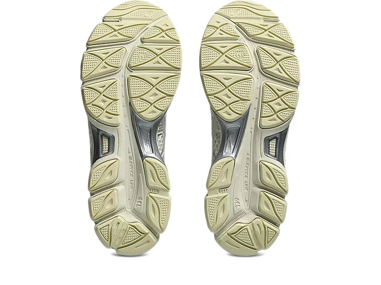 Sneaker ASICS Gel-Cumulus 16 Cream Pure Silver en mesh crème avec détails argentés métallisés et amorti GEL confortable.
