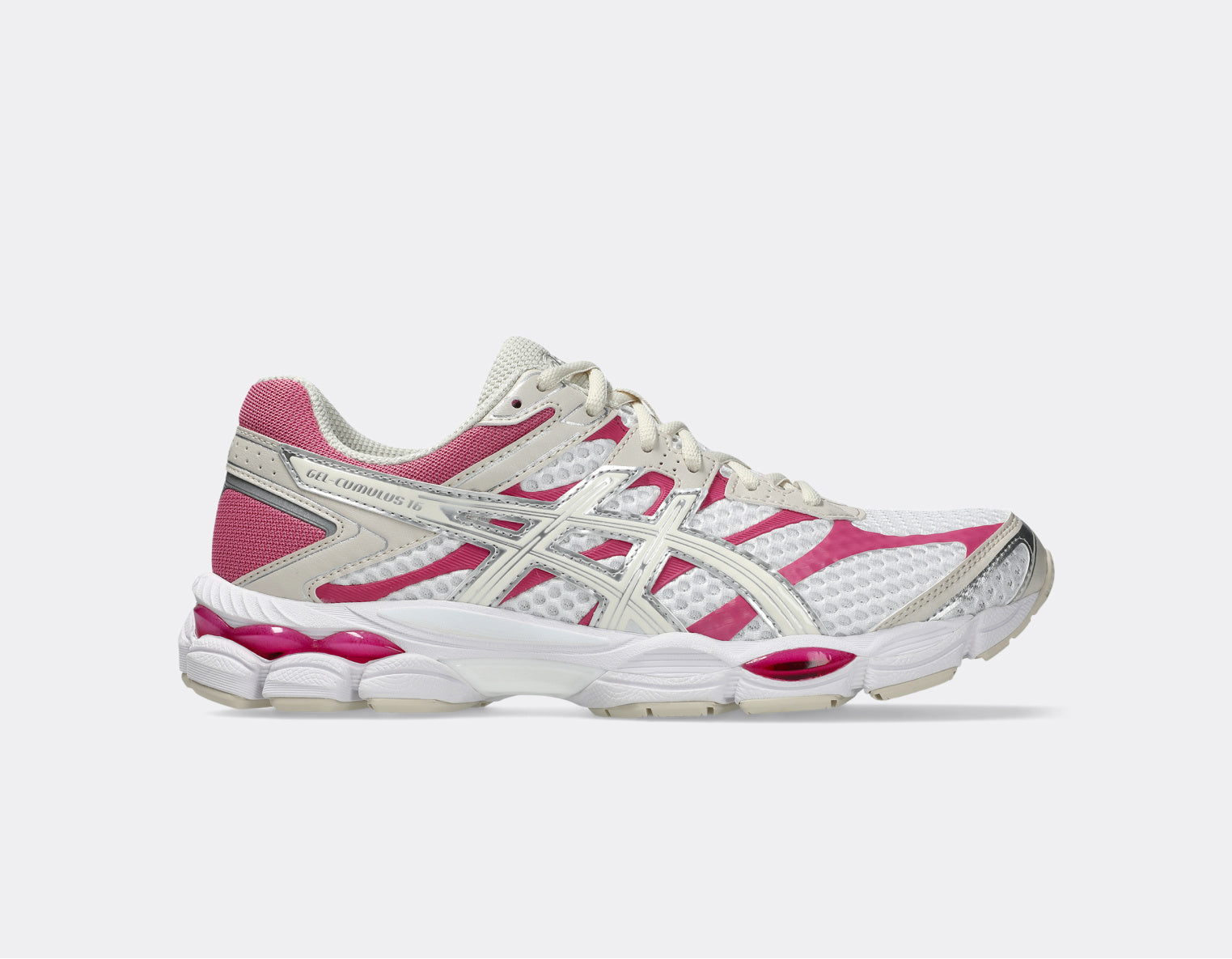 ASICS Gel-Cumulus 16 White Cream Pink en mesh blanc avec détails crème et roses, amorti GEL et silhouette rétro-running moderne.