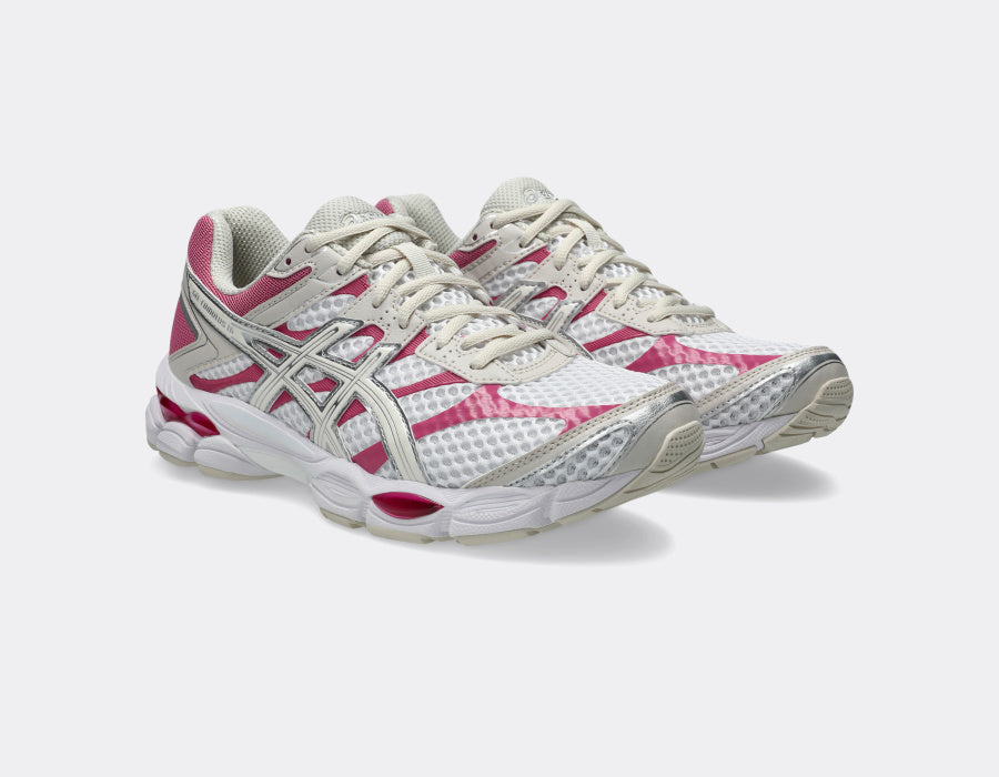 ASICS Gel-Cumulus 16 White Cream Pink en mesh blanc avec détails crème et roses, amorti GEL et silhouette rétro-running moderne.