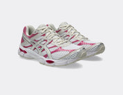 ASICS Gel-Cumulus 16 White Cream Pink en mesh blanc avec détails crème et roses, amorti GEL et silhouette rétro-running moderne.