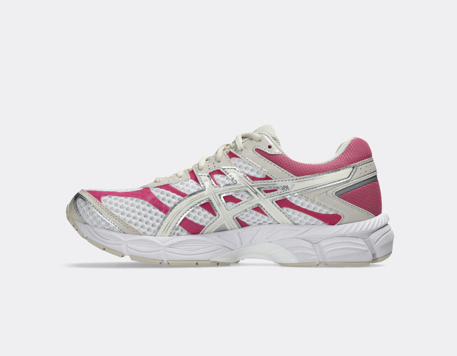 ASICS Gel-Cumulus 16 White Cream Pink en mesh blanc avec détails crème et roses, amorti GEL et silhouette rétro-running moderne.