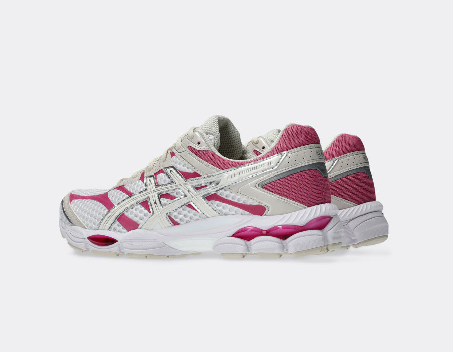 ASICS Gel-Cumulus 16 White Cream Pink en mesh blanc avec détails crème et roses, amorti GEL et silhouette rétro-running moderne.